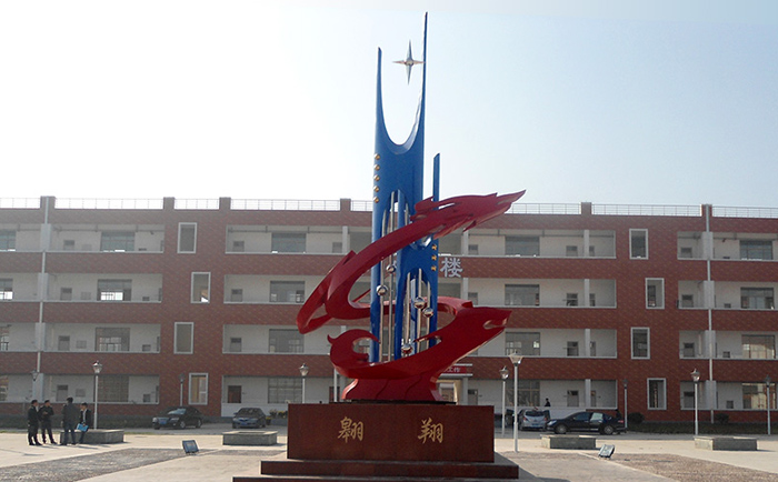 不銹鋼雕塑制作完成之后，需要對(duì)表面進(jìn)行打磨噴漆，這樣才可以獲得想要的表面效果，不銹鋼雕塑打磨噴漆有一些注意事項(xiàng)，下面給大家介紹一下。